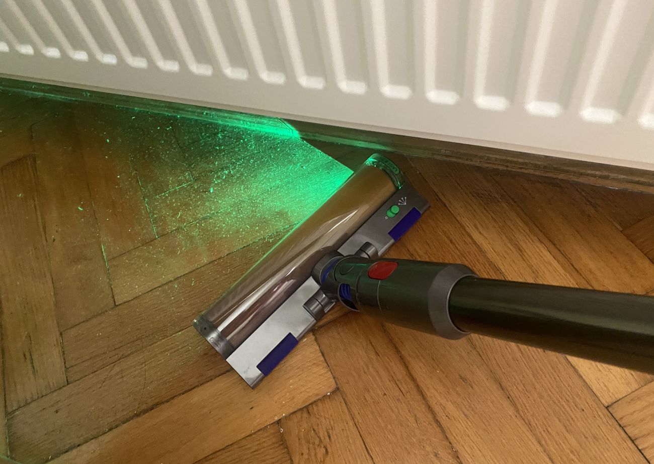 Dyson V15 Detect Absolute Extra laser podświetlający posadzkę 2