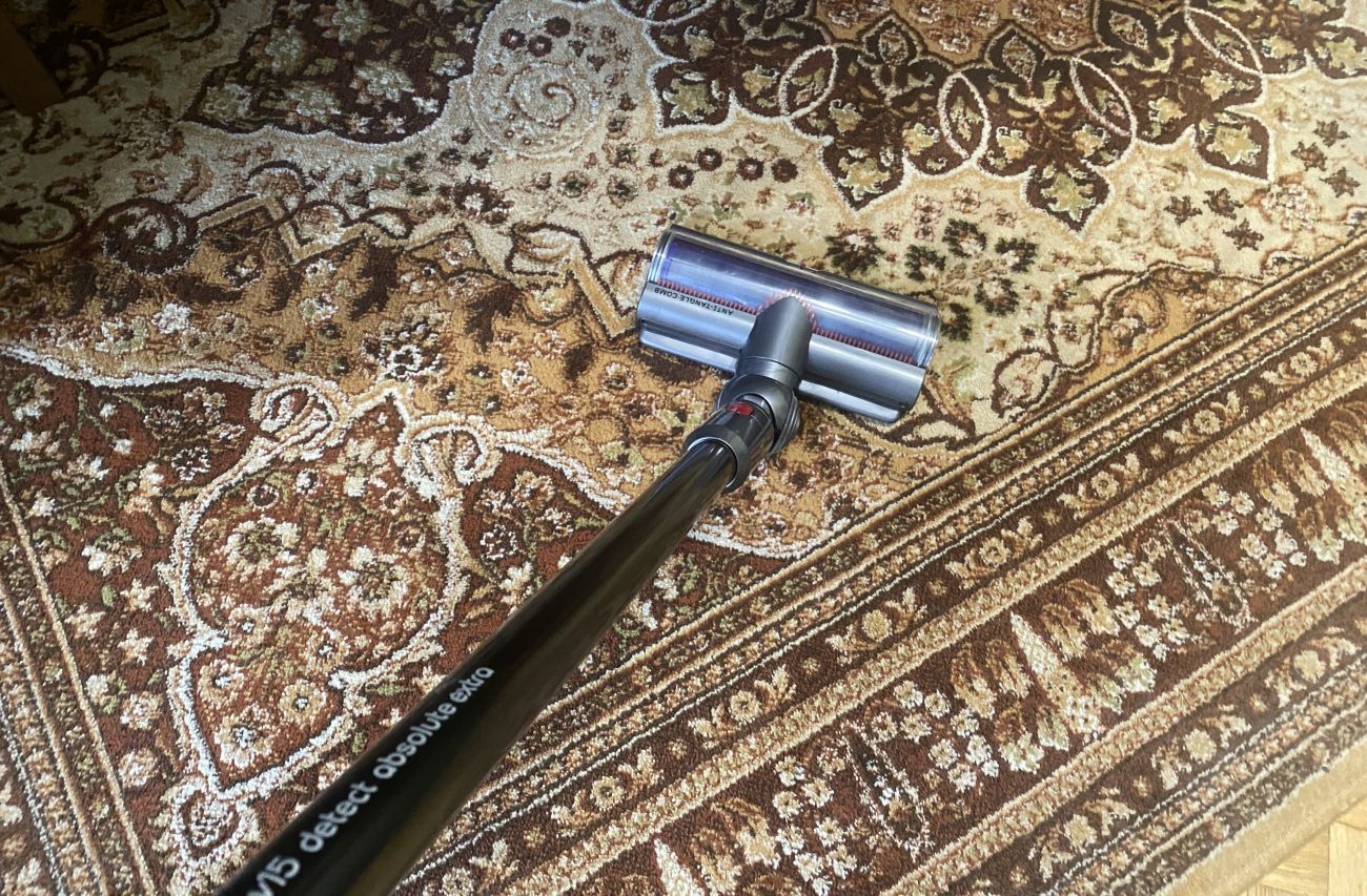 Dyson V15 Detect Absolute Extra podczas odkurzania dywanu